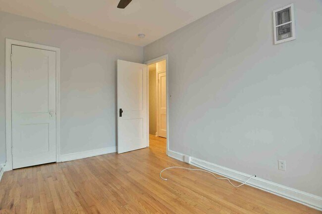 Building Photo - 725 Kearny St NE