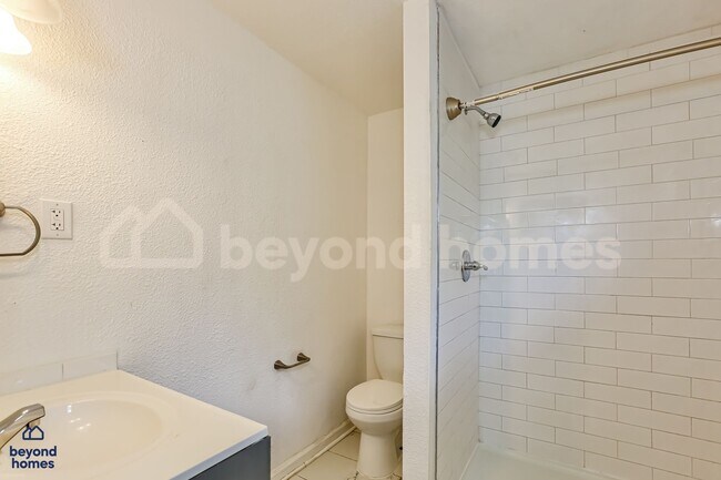 Building Photo - 1923 Biscayne Dr