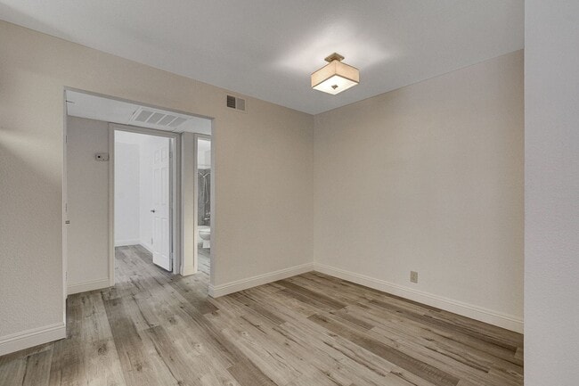 Building Photo - SINGLE BEDROOM CONDO IN GUARD GATED COMMUN...