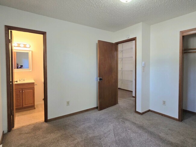 Building Photo - 2502 E Sunset Dr
