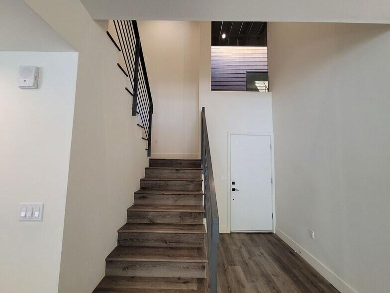 Building Photo - 862 Moraga Dr