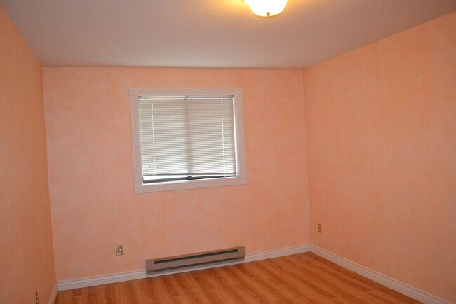 Building Photo - r5t746/748