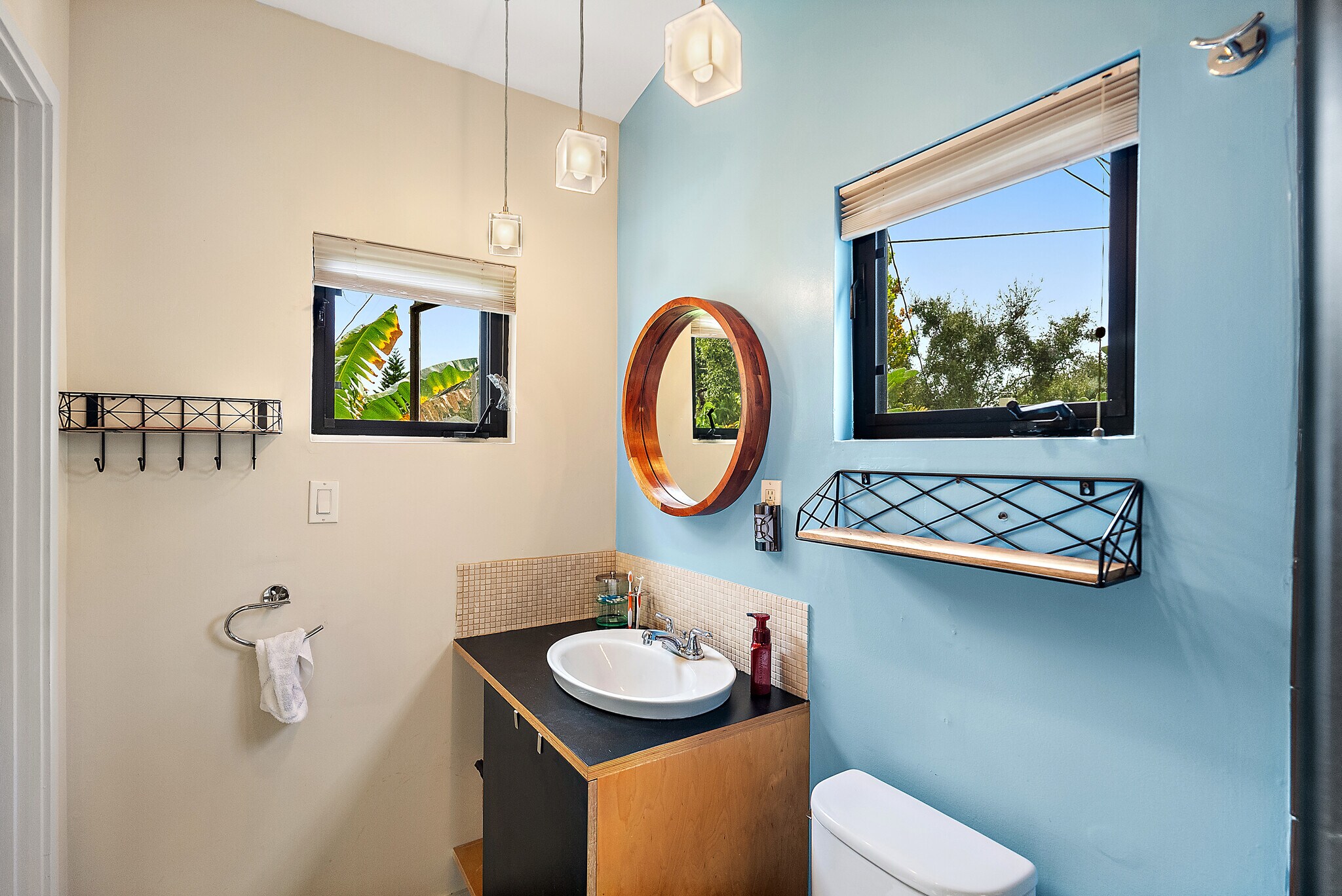 Building Photo - 326 16th Ave NE