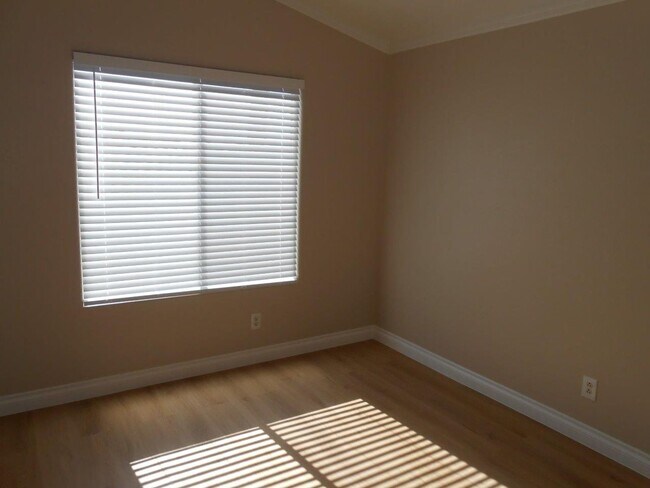 Building Photo - Great 2 Story Home in the NW