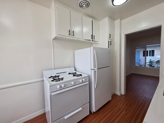 Building Photo - 439 S Catalina St