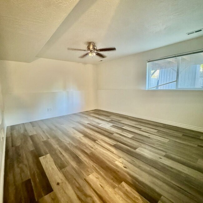 Building Photo - Cute 4 bed 2 bath move in ready home!