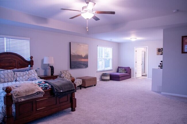 Building Photo - Discover this spacious and well-appointed ...