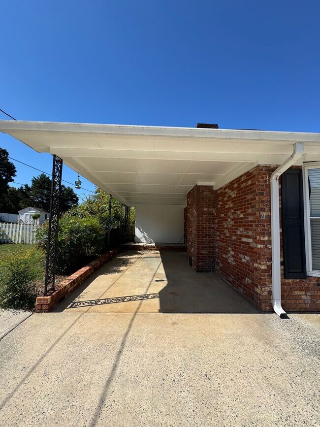 Building Photo - Nice Brick 1/1 with bonus rooms in Silver ...
