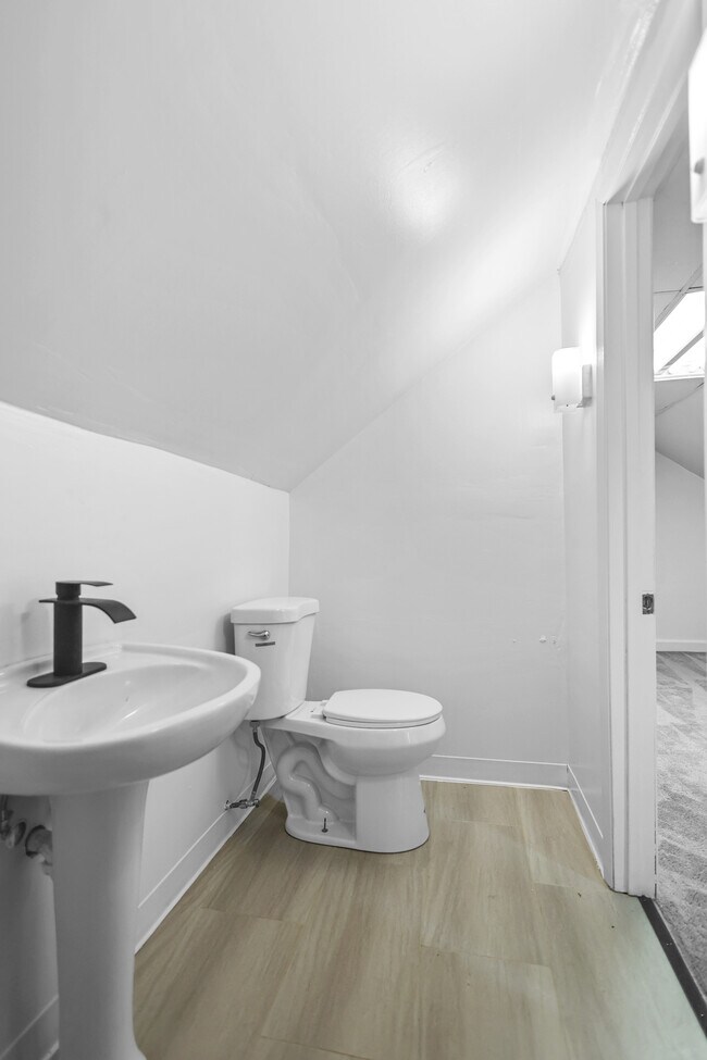 Building Photo - 6026 N Pointe Blvd