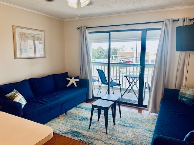 Building Photo - 6102 Seawall Blvd