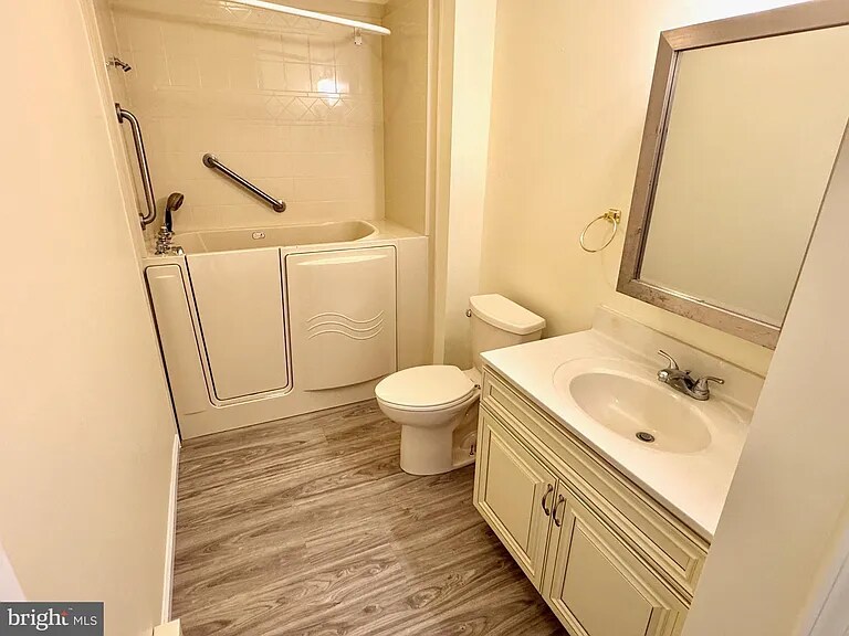 Building Photo - 211 Halsey Ave