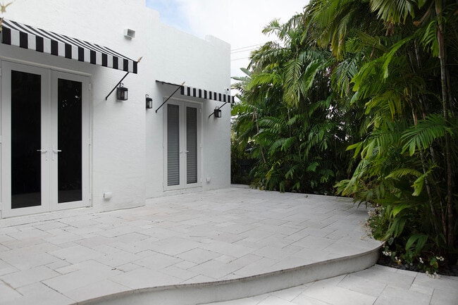 Building Photo - 634 SE 3rd Ave