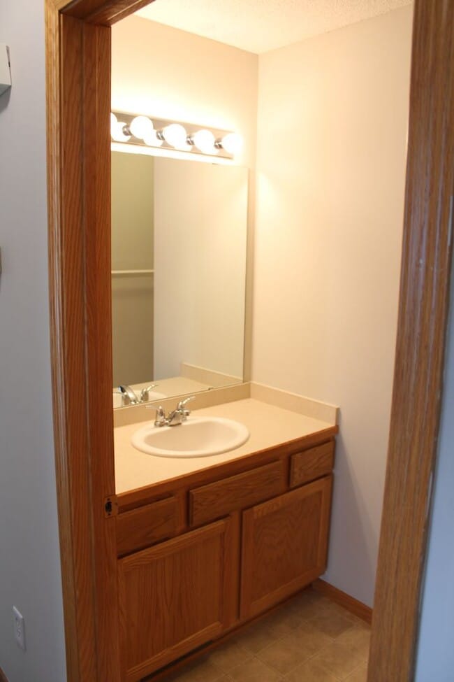 Building Photo - Charming 2BR/2BA Townhome in Prime Location