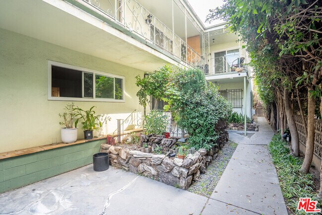 Building Photo - 446 S St Andrews Pl