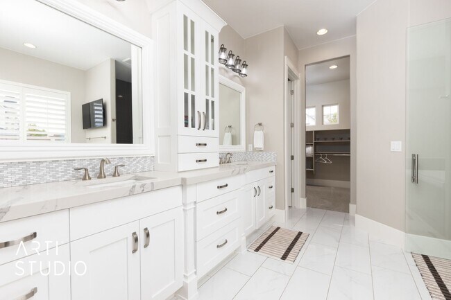 Building Photo - Gorgeous 5 bed 4 bath furnished home in Li...