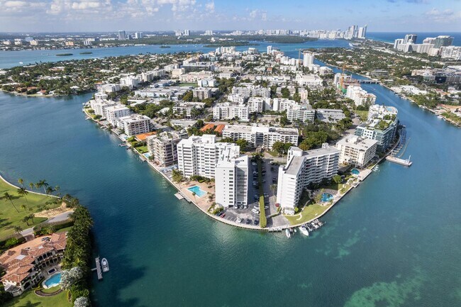 Building Photo - 9102 W Bay Harbor Dr