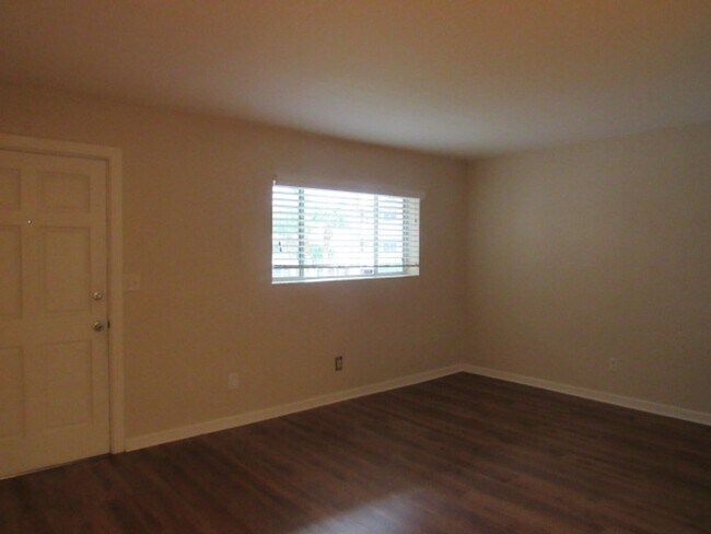 Building Photo - Updated condo in Bayview Terrace!