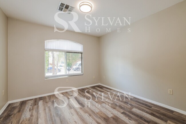 Building Photo - Welcome to this Stunning 3BR 2BA Home