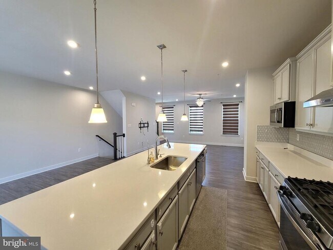 Building Photo - 8667 Shady Pines Dr