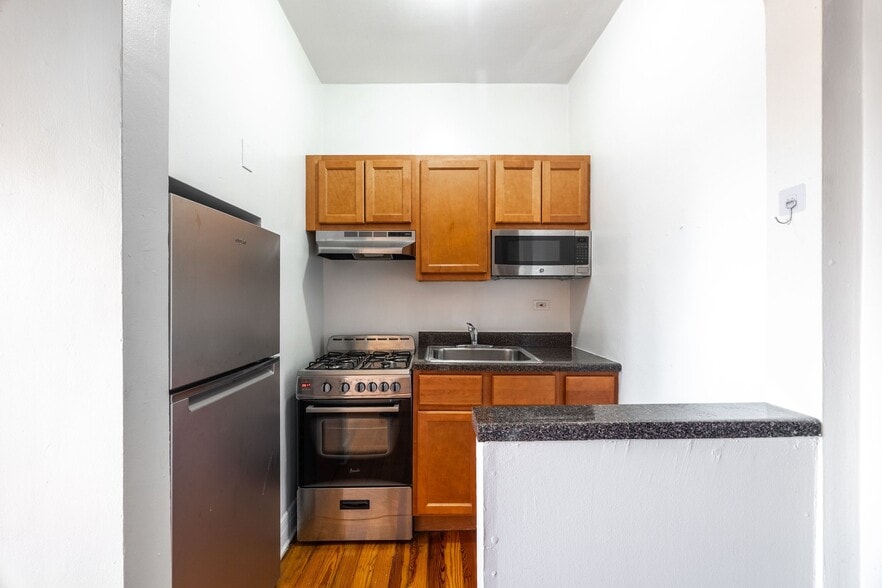 Building Photo - 948 W Cuyler Ave