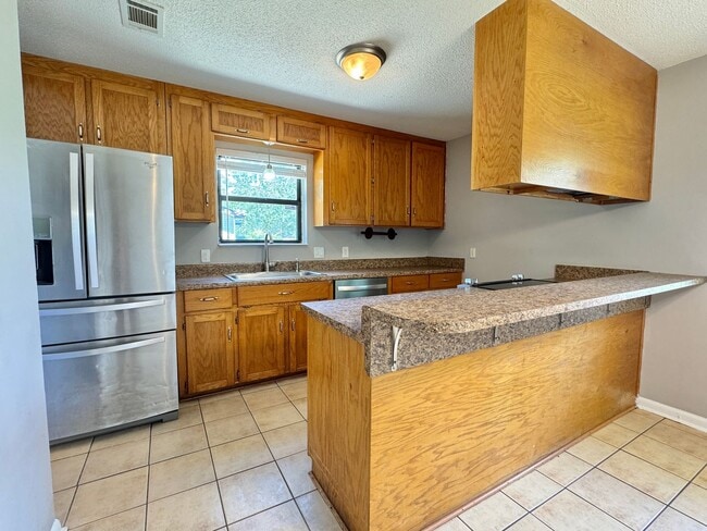 Building Photo - AVAILABLE AUGUST 2025 [PET FRIENDLY]