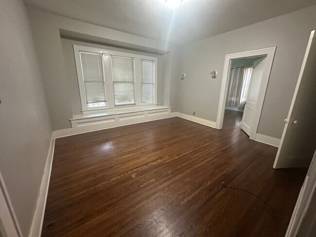 Building Photo - Gorgeous 4 Bedroom Home in South Highland