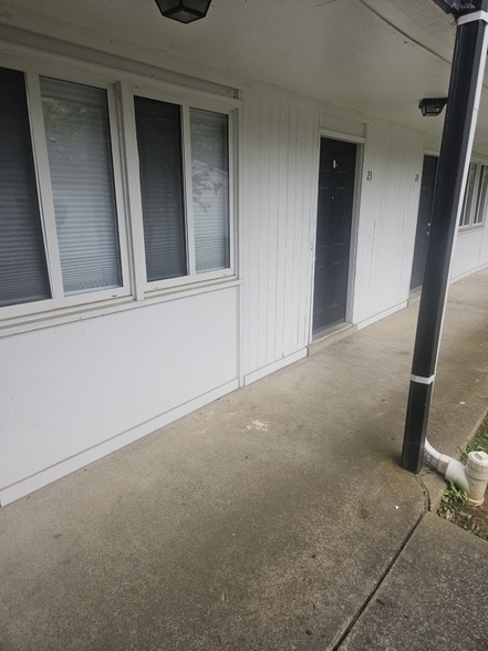 Building Photo - 802 E Main St