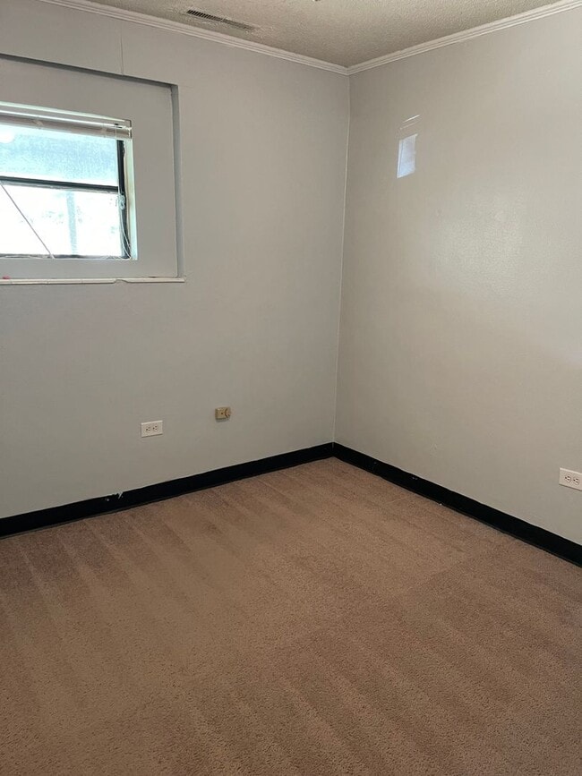 Building Photo - 2BR/1BA - Duplex located off of South Mill...