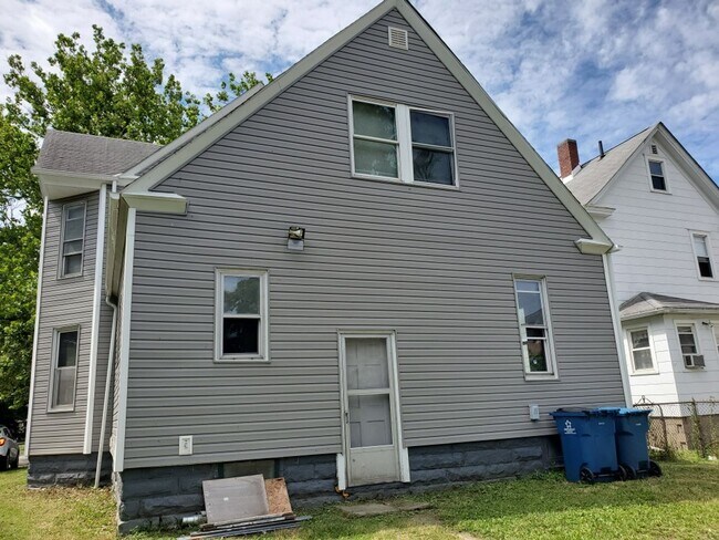 Building Photo - 1230 W 5th St