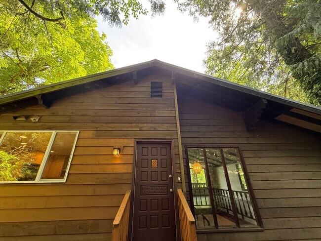 Building Photo - 3 Bed 2.5 Bath in the Heart of Bellevue