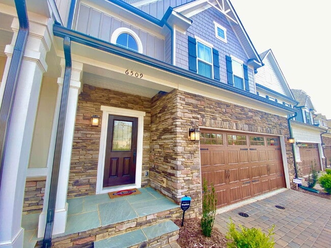 Building Photo - GORGEOUS TOWNHOME IN SOUTH PARK