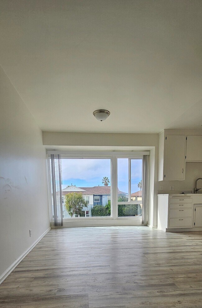 Building Photo - 205 Via Riviera