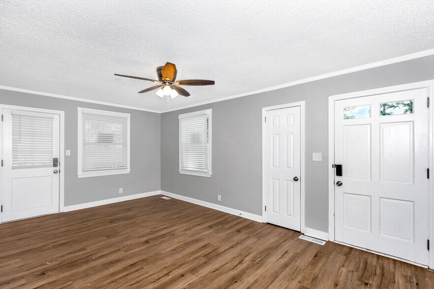 Building Photo - 914 Linwood Dr NW
