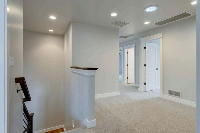 Building Photo - Beautiful home perfect for entertaining