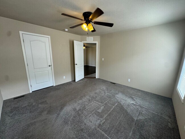 Building Photo - 3 Bedroom in Myrtle Creek