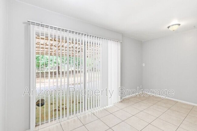 Building Photo - 4640 E Oak St