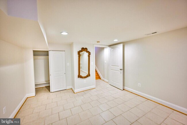 Building Photo - 263 S Ellwood Ave