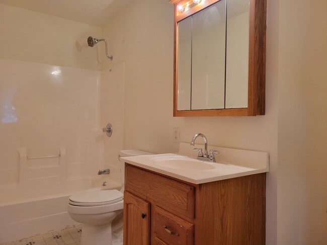 Building Photo - Your Dream Home Awaits: Spacious 4 Bed/2 B...