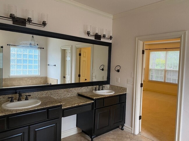 Building Photo - Lovely Stone/Stucco Home Nestled In Cul-De...