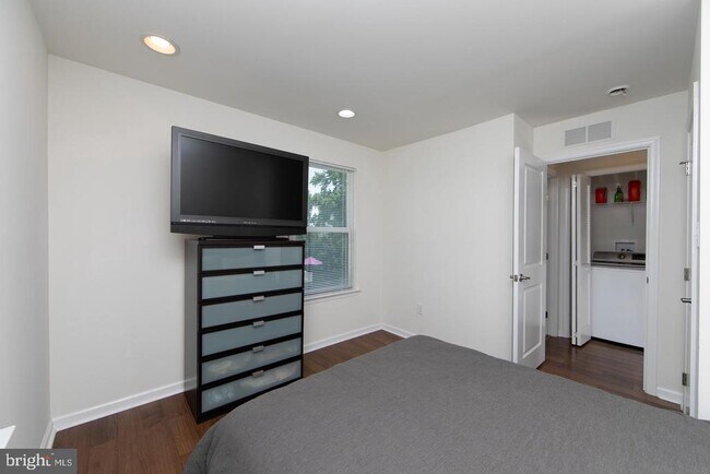 Building Photo - 28 Regency Ct