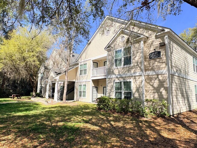 Building Photo - Welcome To The Estates At Westbury