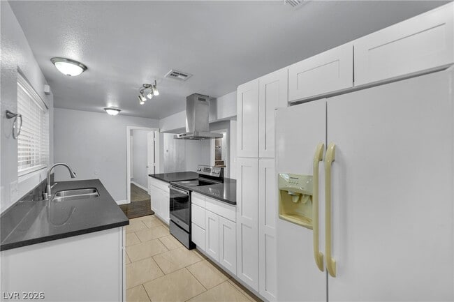 Building Photo - 2221 Santa Clara Dr
