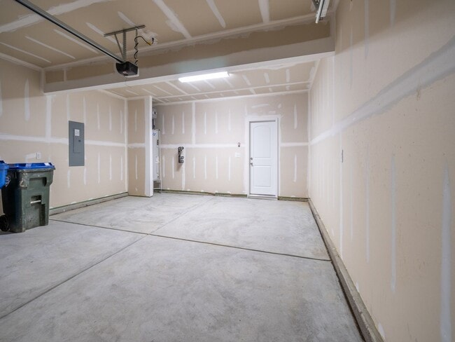 Building Photo - Home with 4 bedrooms, 3 full baths Fence in Yard