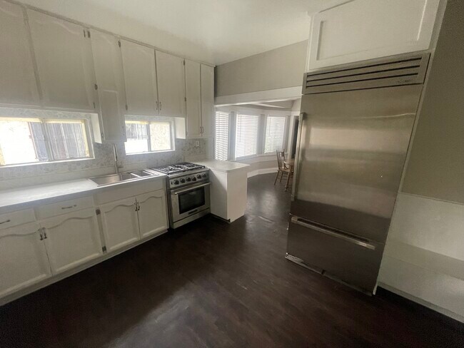 Building Photo - 373 W 47th Pl