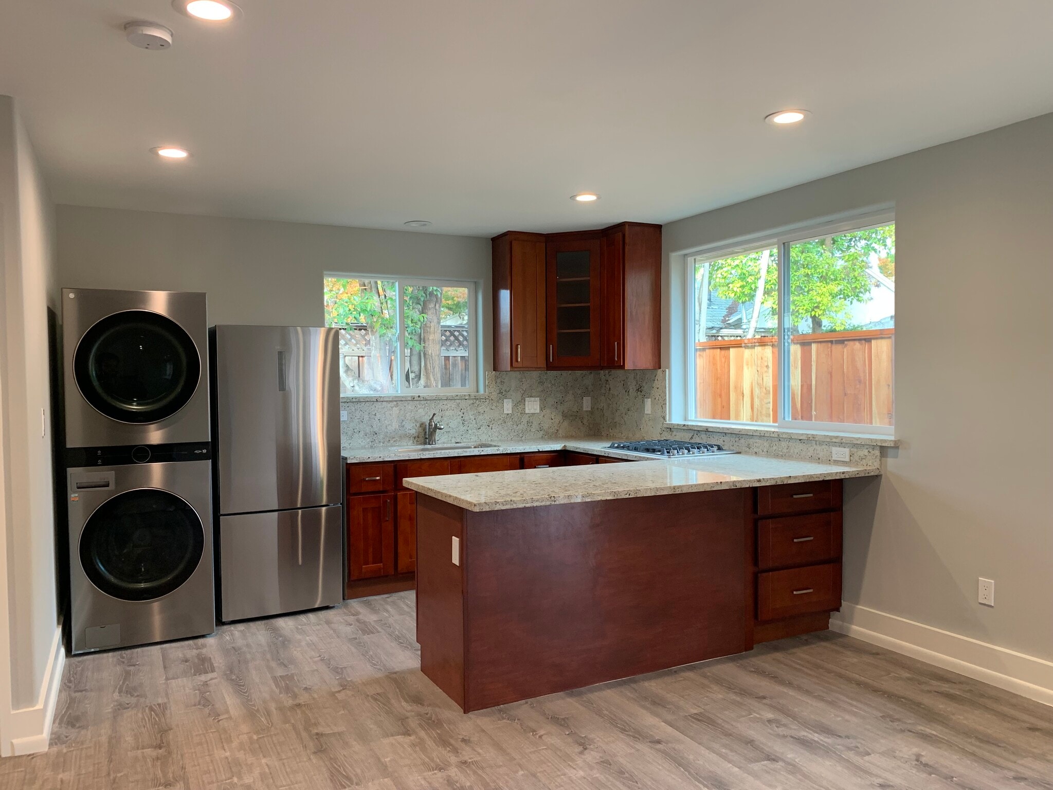 Building Photo - 463 Rosewood Ave