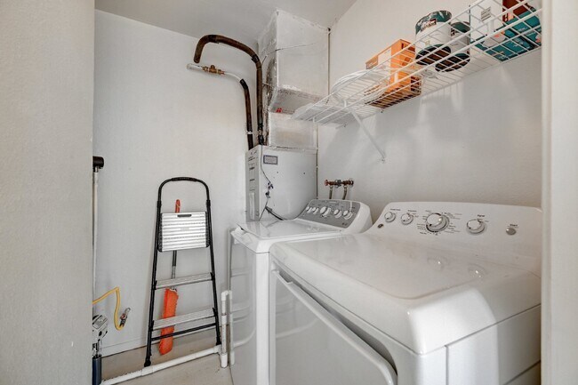 Building Photo - "Charming 2-Bed, 2-Bath Condo Retreat in Centennial"