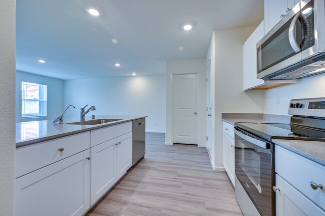 Building Photo - Brand New Townhouse!!! All Appliances incl...