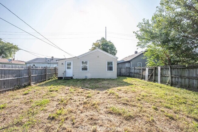 Building Photo - "Charming 3-Bedroom Home in Beech Grove - Cozy Living with Ample Space!"