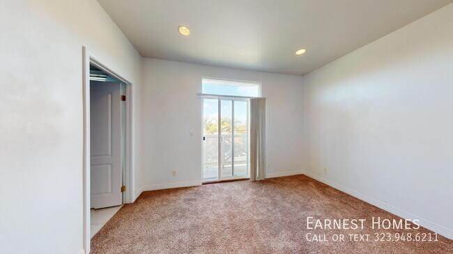 Building Photo - 11622 Oxnard St