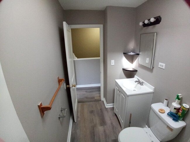 Building Photo - 3Br/1.5Ba Fully Renovated Townhouse